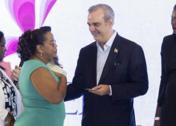 Doce mujeres devuelven tarjeta Supérate tras superar su estado de pobreza