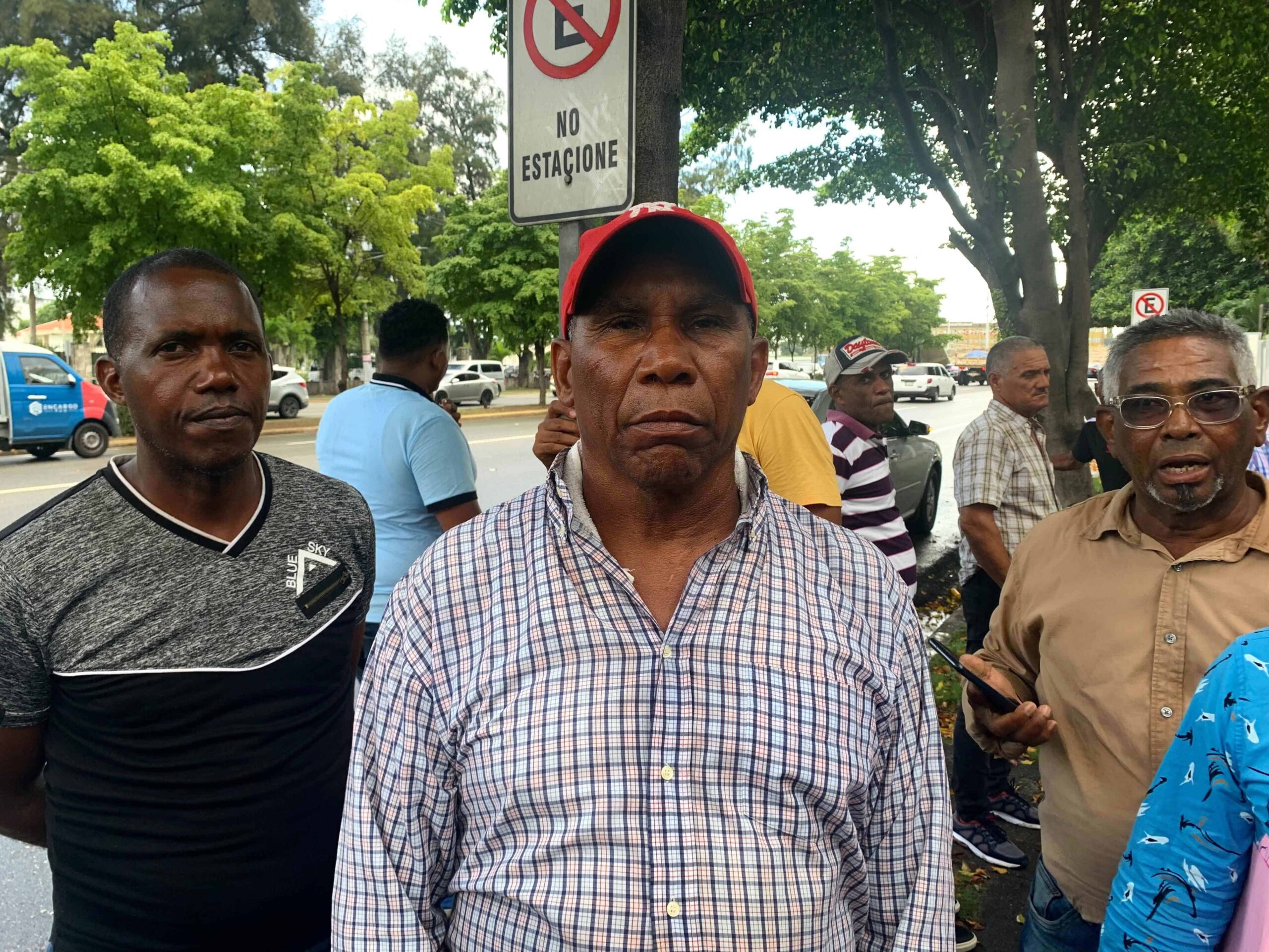 Parceleros de Vicente Noble reclaman a las autoridades que arreglen sus bombas de riego