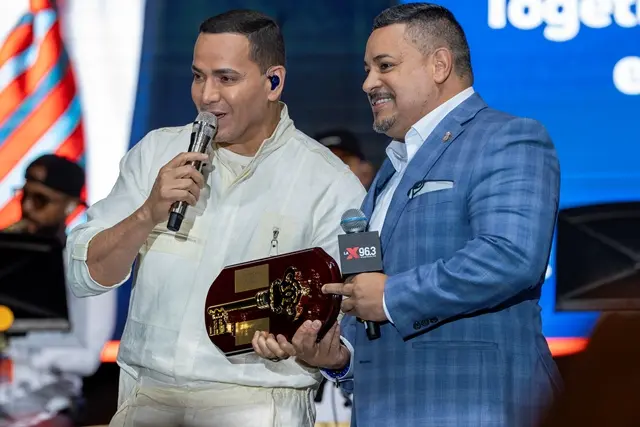 Víctor Manuelle recibe llaves de Nueva York y pone a cientos a bailar