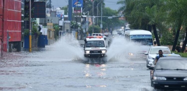 Onda tropical se aleja, pero vaguada seguirá causando lluvias, pronostica Indomet