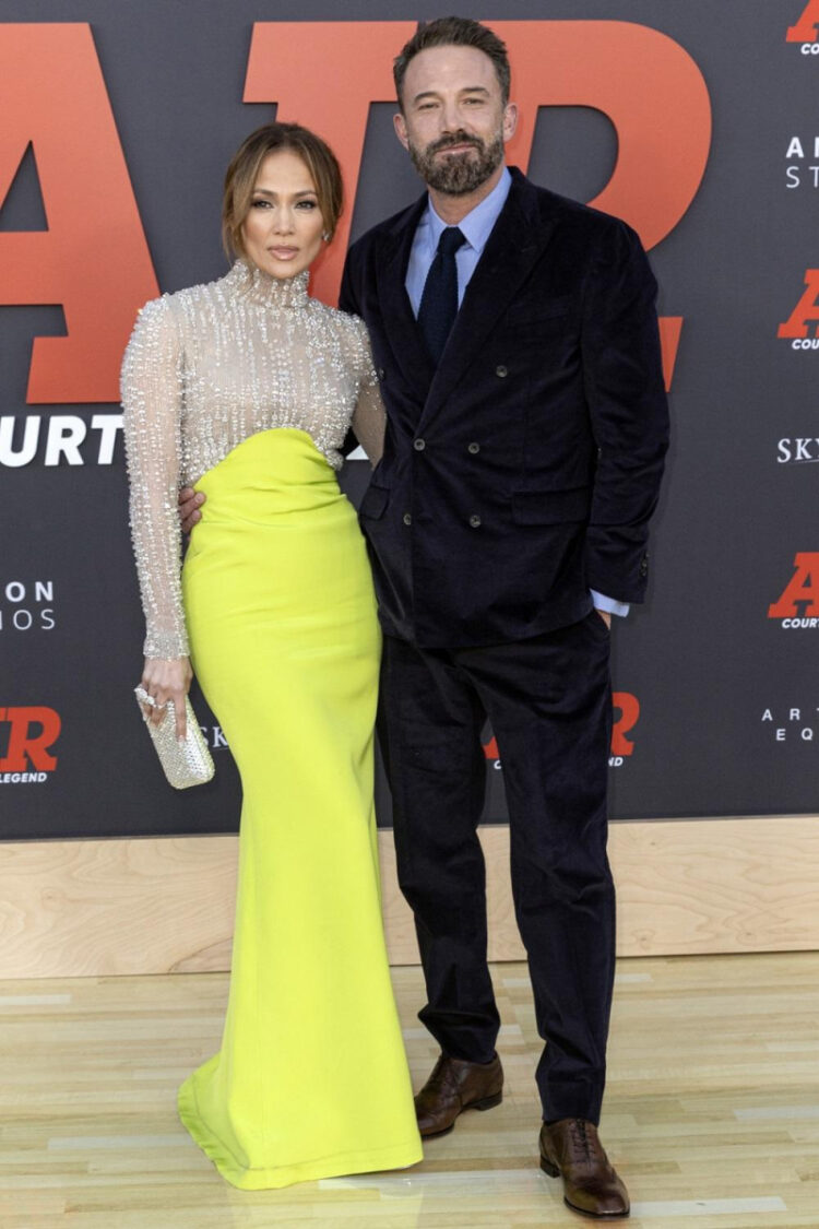 JLo y Ben Affleck fueron vistos «besándose» y «agarrados de la mano», según Page Six