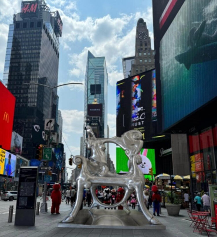 Exhiben escultura del artista Iván Tovar en Times Square