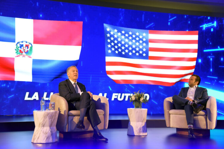 Mike Pompeo aborda tecnología y gobernanza en conferencia con Jochi Gómez en el país
