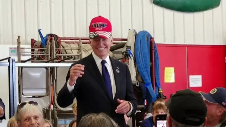 Joe Biden causa revuelo al portar gorra de Donald Trump