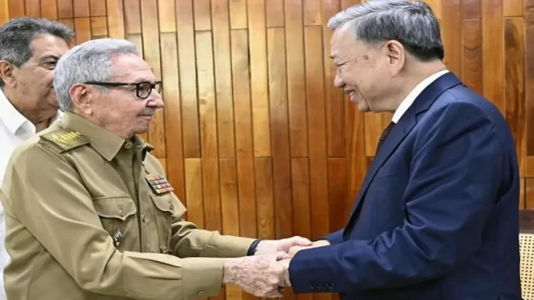 El exlíder cubano Raúl Castro saluda al presidente de Vietnam en su visita a Cuba