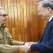 El exlíder cubano Raúl Castro saluda al presidente de Vietnam en su visita a Cuba