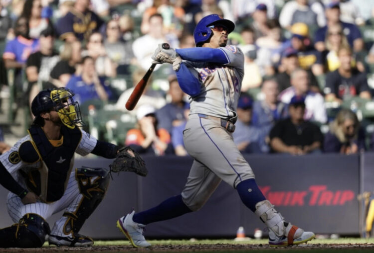 Mets blanquean Cerveceros y quedan a una victoria del comodín
