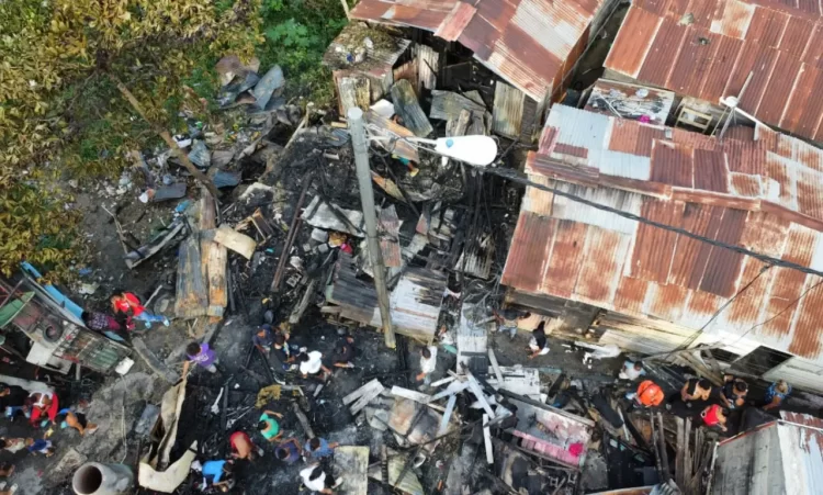 Desastre en Santiago: Un feroz incendio consume 18 hogares