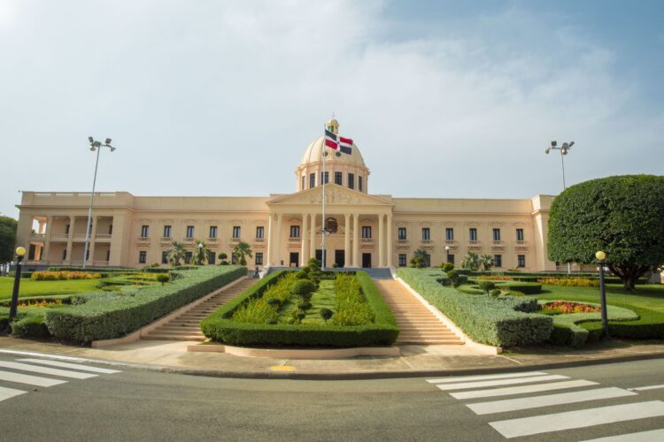 Ministerios y Palacio pagan a 1,358 personas en comunicaciones