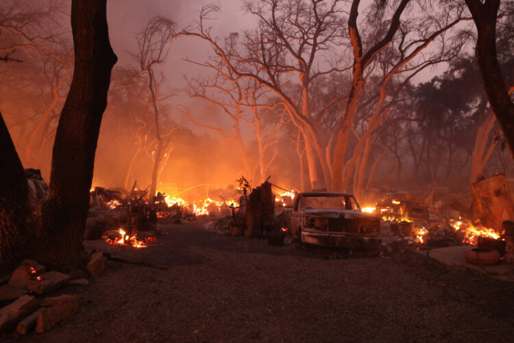Incendios siguen incontrolables en Los Ángeles pese al clima más fresco