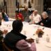 Papa Francisco Comparte Desayuno con Personas Sin Hogar