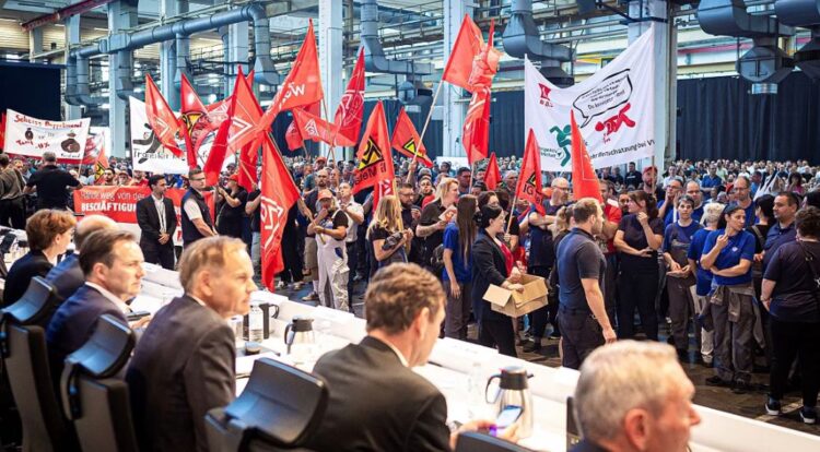 Los trabajadores de Volkswagen arremeten contra la dirección ante el posible cierre de plantas