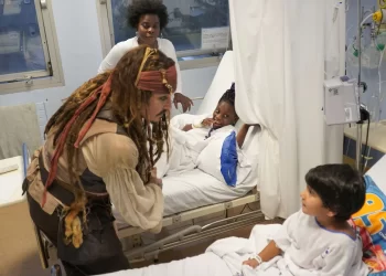 Johnny Depp, como Jack Sparrow, visita a los niños hospitalizados en San Sebastián