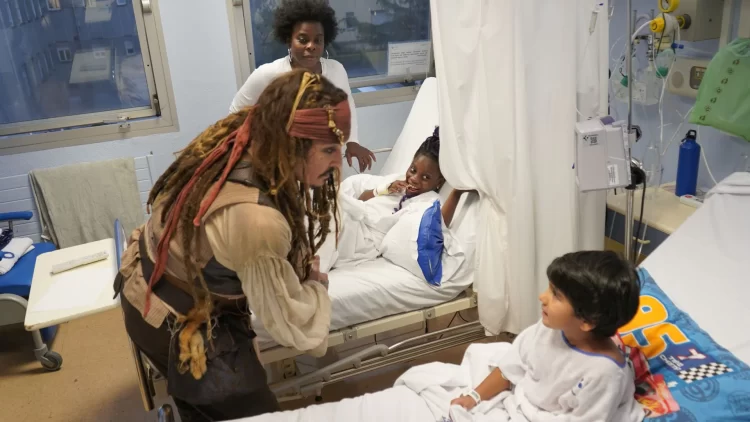 Johnny Depp, como Jack Sparrow, visita a los niños hospitalizados en San Sebastián