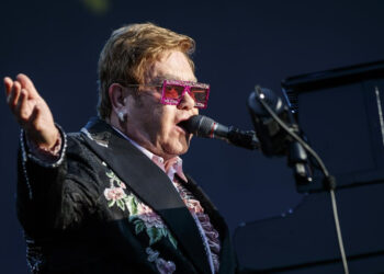 Elton John sufre grave infección ocular que le provocó ceguera temporal en un ojo