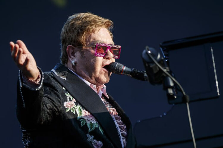 Elton John sufre grave infección ocular que le provocó ceguera temporal en un ojo