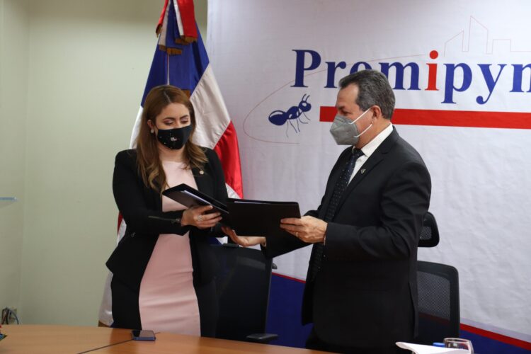 Nueva mesa intersectorial busca impulsar el Programa Pro-Mujeres Industriales.