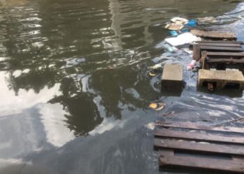 Villas Agrícolas enfrenta crisis por aguas estancadas y olores desagradables