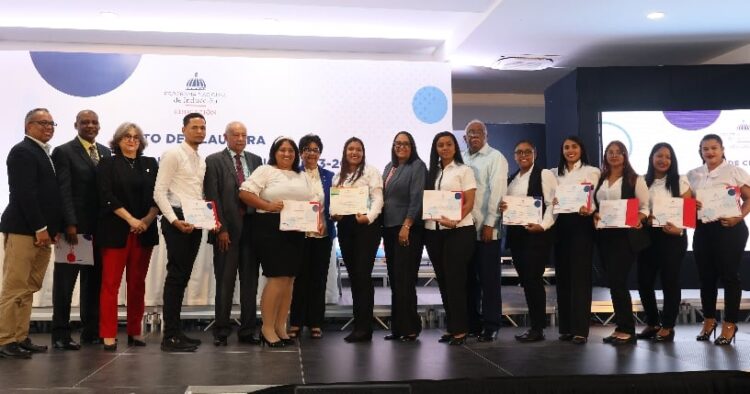 Minerd certifica 12,370 docentes por inducción