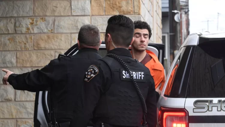 Acusado de matar a CEO de UnitedHealthcare se enfrenta a corte y rechaza su extradición