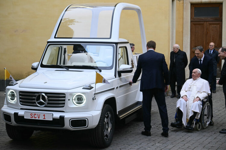 Así es el nuevo «papamóvil» eléctrico de Mercedes Benz que usará el papa Francisco