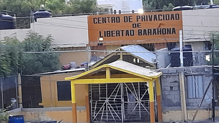 Infierno en Barahona: 682 reclusos luchan por sobrevivir en una cárcel colapsada
