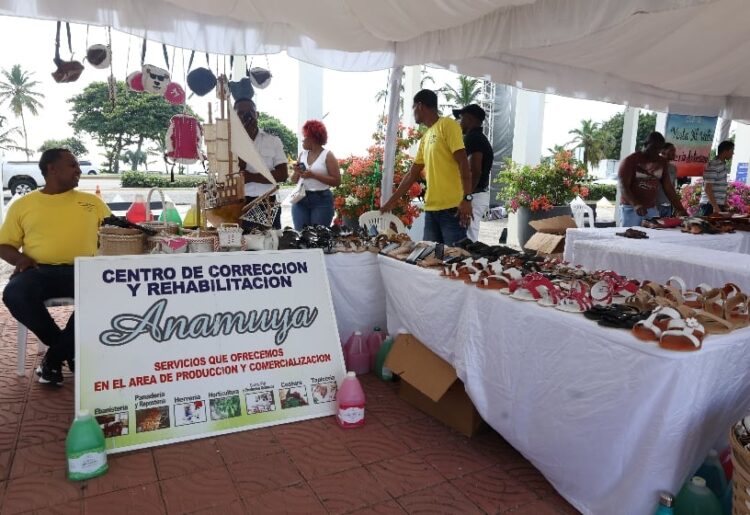 Celebran segunda feria artesanal de privados de libertad