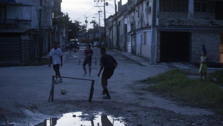 Cuba suspende las clases y las actividades laborales en medio del nuevo apagón nacional