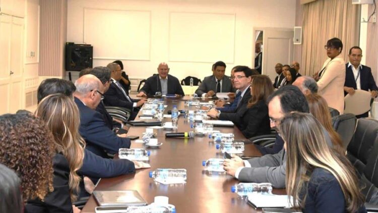 Empresarios siguen firmes en modificar la cesantía; senadores dicen respetarán acuerdo tripartito