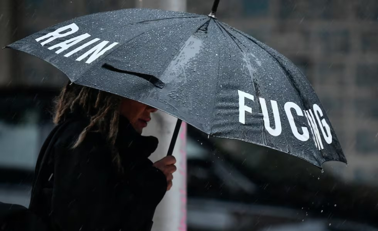 ¿Predecir la lluvia con dolor de rodillas? Así es como afecta la humedad a la salud