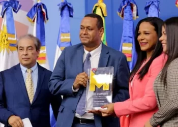 Víctor Dumé recibe homenaje por su contribución al cine dominicano como productor