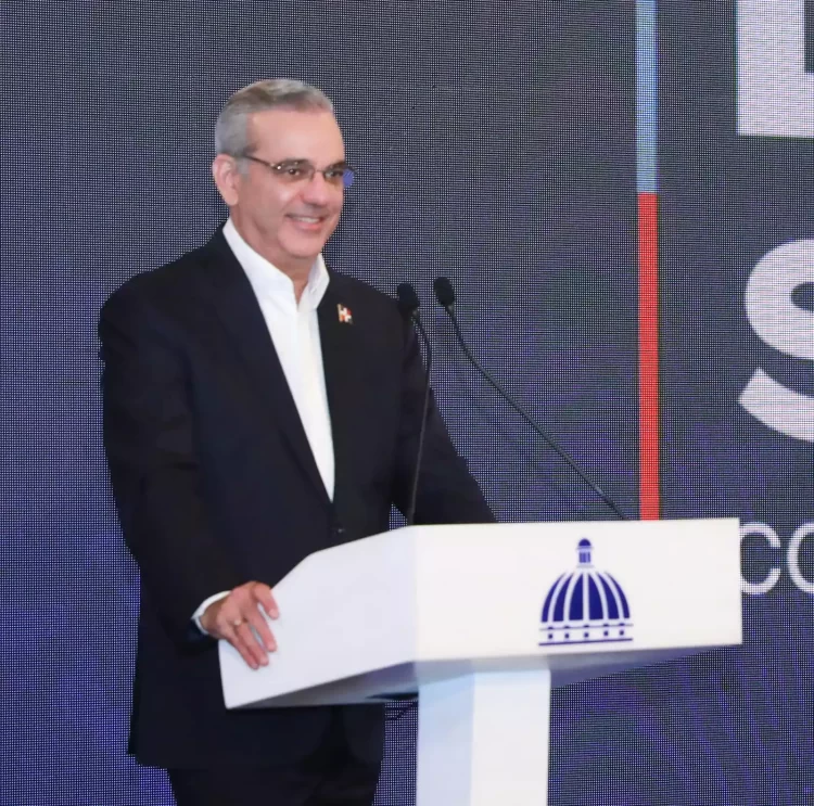 El presidente Abinader planea elevar el salario mínimo privado en un 20%