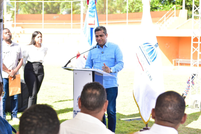 Inician reconstrucción de play de béisbol en Los Botados, Yamasá
