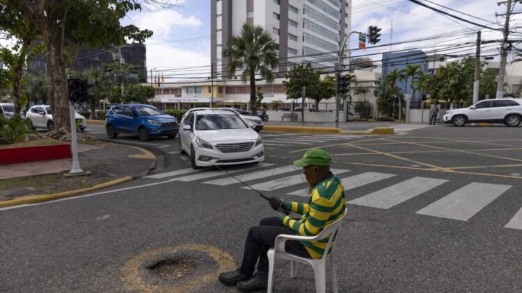 Un problemático hoyo en la ruta presidencial genera controversia