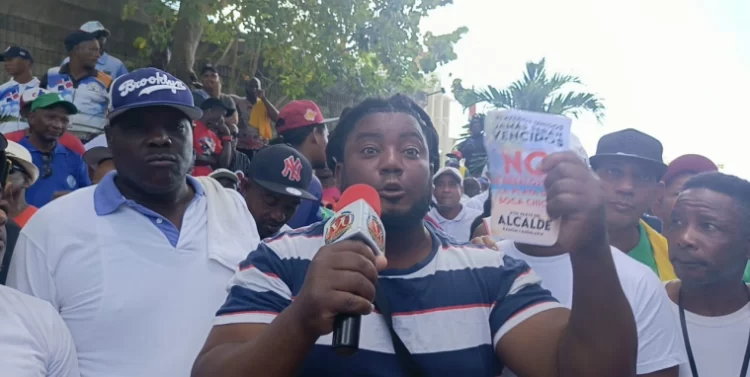 Trabajadores playeros rechazan desalojo en Boca Chica y exigen incluirlos en desarrollo turístico