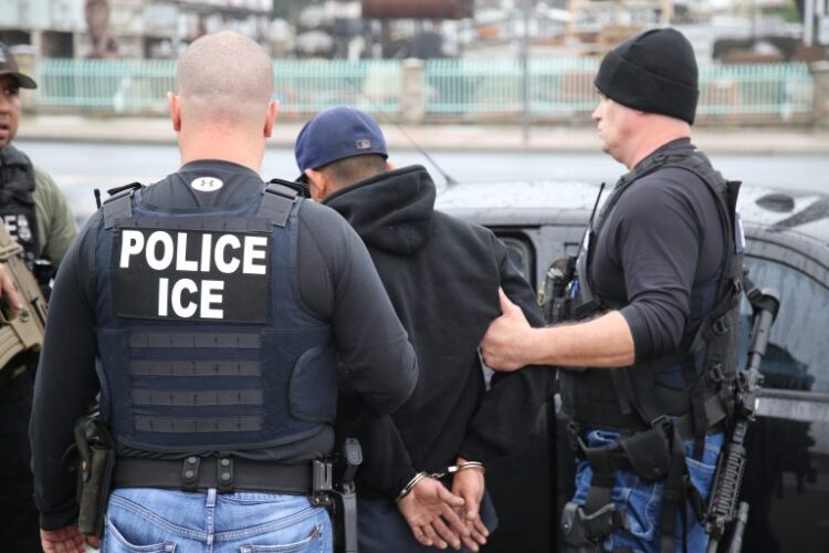 Gobierno de EE. UU. dice que deportó a 528 personas de la ciudad texana de Houston