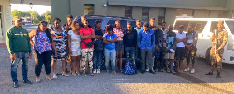 Encuentran 17 haitianos indocumentados ocultos en el baúl de un vehículo en Dajabón