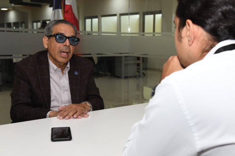Rolando Espinal está dispuesto a ceder los derechos de su nuevo libro al Ministerio de Educación