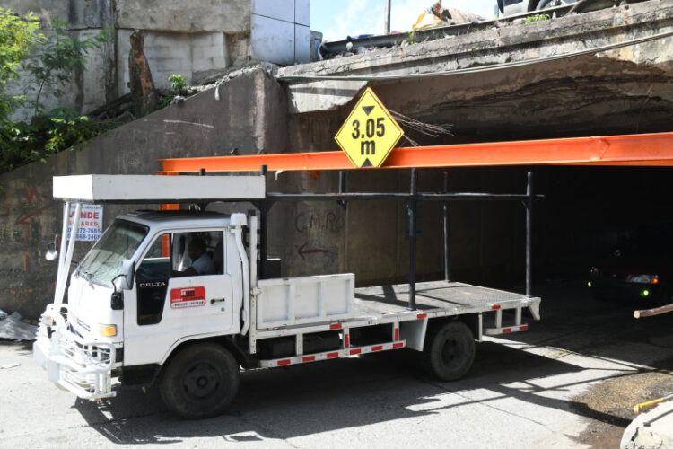 Camión queda atascado en paso a desnivel del kilómetro 13 por no cumplir con límite establecido