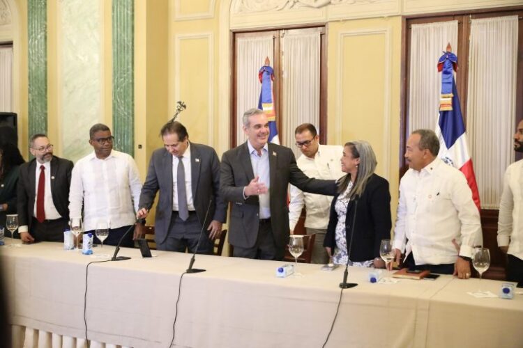Presidente Abinader reconoce a médicos forenses por histórica labor en tragedia del Jet Set