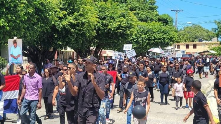 Marchan por muertes a manos de haitianos en Estero Hondo, Puerto Plata