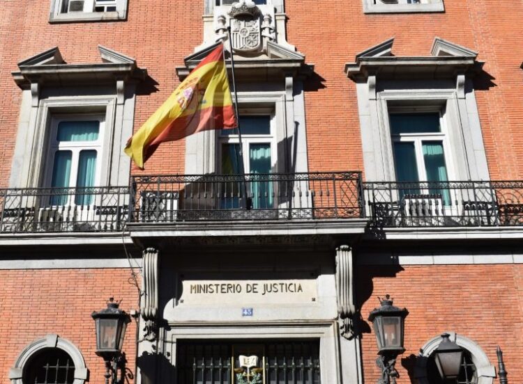 Menor violada y ofrecida a adultos destapa una red de pederastia en España