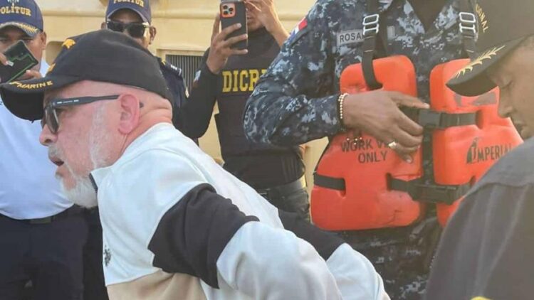 Ángel Martínez es trasladado a Santo Domingo tras ser arrestado en alta mar por presunta difamación digital