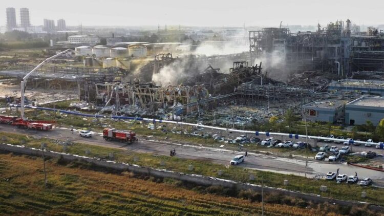 Sigue la búsqueda de seis desaparecidos tras explosión en planta química en China