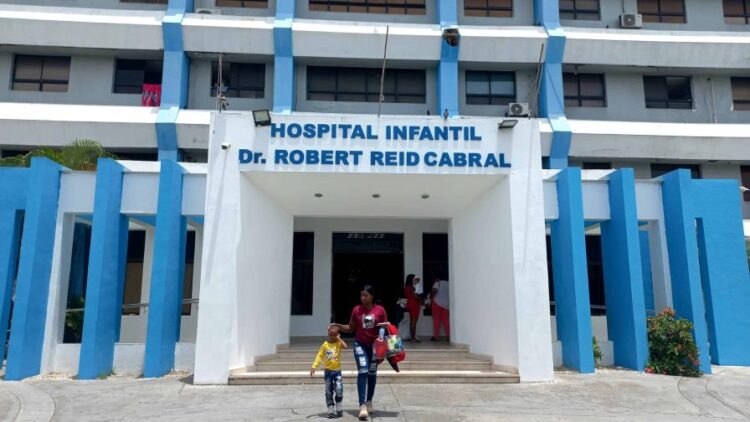 Madrugar por una atención médica: el día a día en los hospitales públicos