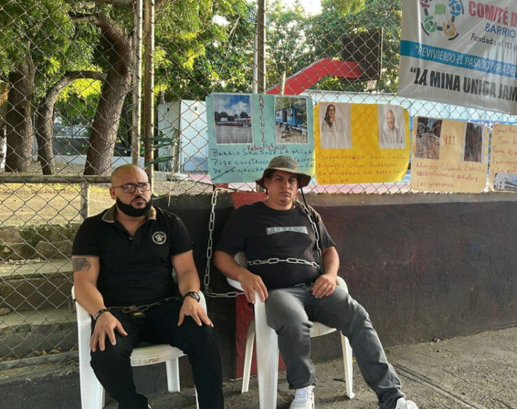 Comunitarios se encadenan para solicitar obras en el barrio San José de La Mina, Santiago