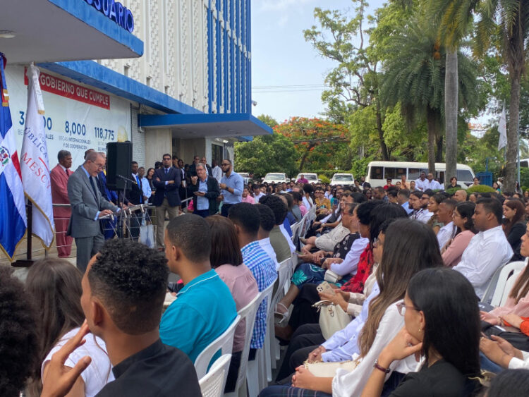 Más de 1,200 dominicanos amplían sus horizontes académicos: el Mescyt ha otorgado 1,267 becas internacionales en lo que va de 2025