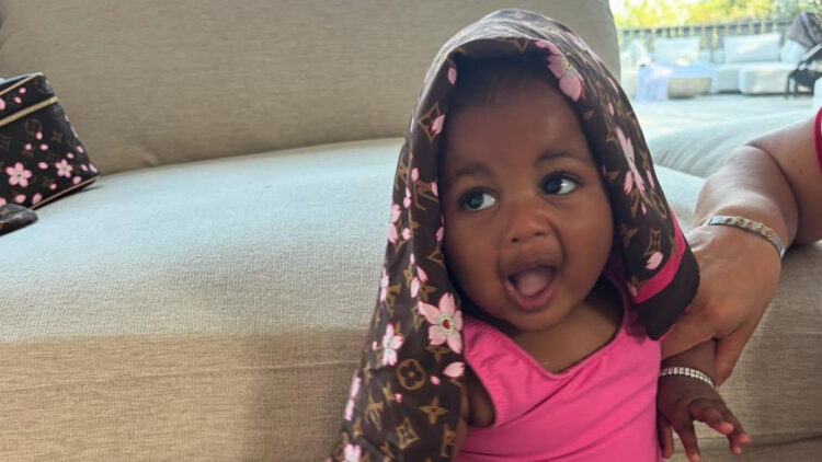 Cardi B presenta al mundo por primera vez el rostro de su hija Blossom Belles con un elegante look veraniego