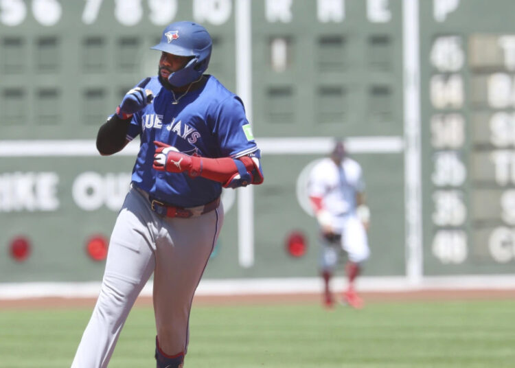 Vladdy Jr. llega a 12 jonrones y los Azulejos castigan a Buehler