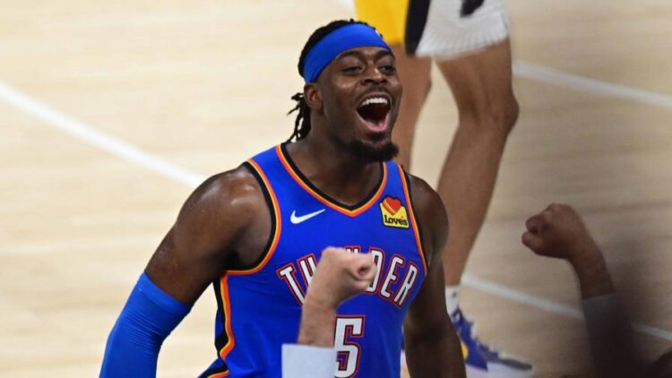 Luguentz Dort celebra título de la NBA con una bandera haitiana y otra de Canadá